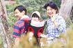生後8か月の愛子さまをベビーキャリアで背負った陛下と雅子さま。ご家族3人で那須御用邸近くの沼原湿原を散策された