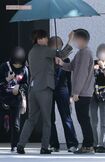 スタッフのハネた前髪を手で押さえて直してあげる菊池風磨。その優しさはまさに“王子様”