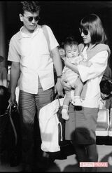 夫の照實さんと娘のヒカルとともにニューヨークから帰国した藤圭子さん（'83年）