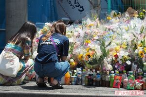 事件現場には手を合わせる人が途絶えず……