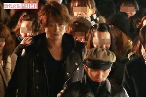 '14年元旦、乃木神社を参拝する香取慎吾と草なぎ剛