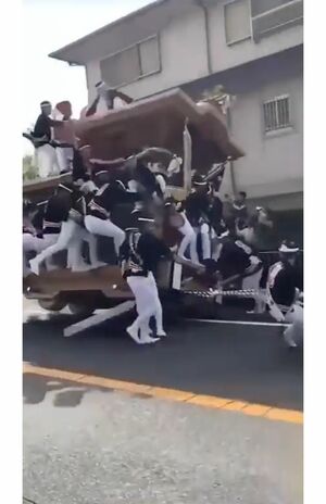 体勢を立て直すために、だんじりを右に引っ張るも…　2/9（SNSより）