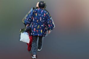 昨年末、仲本さんを追うと寒くても靴下を履かずに横浜にいる妻に会いに行っていた。着用している上着は11月に行われたモモクロとのライブグッズのはんてん