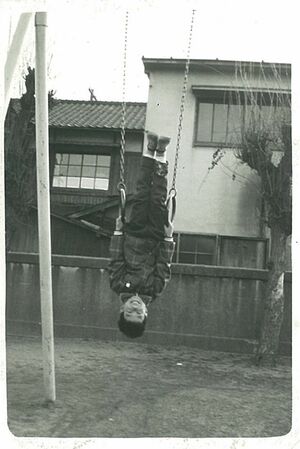小学校3年生のころ。石井小学校校庭の吊り輪で遊ぶ。すでに才能の片鱗が！