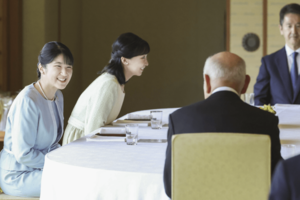 日本芸術院の新会員らを招いた茶会で、出席者と懇談する愛子さまと佳子さま（2025年6月24日）写真／宮内庁提供