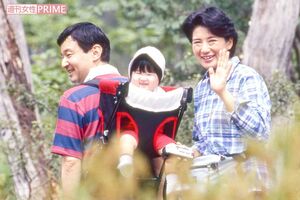 生後8か月の愛子さまをベビーキャリアで背負った陛下と雅子さま。ご家族3人で那須御用邸近くの沼原湿原を散策された