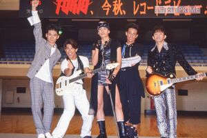 1994年9月、デビュー間もない5人組のTOKIO。初ライブは日本武道館で行われた
