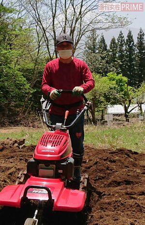 畑仕事では、きみまろ自ら耕運機を動かすほどの本気っぷり！　提供／綾小路きみまろオフィス