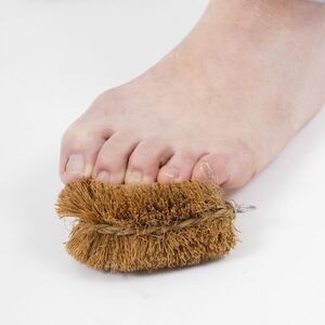 イスに座ったまま、素足になり、床に置いたたわしを軽く踏んでいく。片足ごとに1分間、たわしを踏み踏み。足の指の付け根周辺を中心に、イタ気持ちいい刺激を与える。