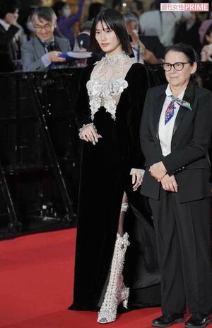 東京国際映画祭のオープニングイベントに登場した橋本愛。胸元を覆い隠すような巨大な蝶のジュエリーに、唇の真ん中にピアスのようなアクセサリー、爪につけるネイルリングなど、かなり個性的な姿