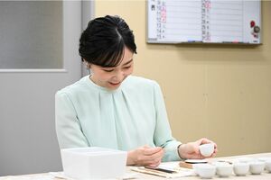 9月30日、秋篠宮家の次女・佳子さまは、日本伝統工芸展名古屋展示にあわせて愛知県を訪問し、地元に根付く伝統工芸品の「尾張七宝」を鑑賞された