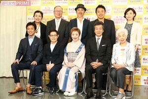 2016年5月17日『喜劇　極楽町一丁目～嫁姑千年戦争～』制作発表での浜木綿子（前列の中央）