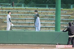 ジェシーは野球選手に話を聞くシーンを撮影していた