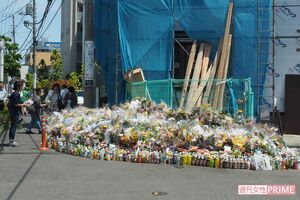 事件発生当初は歩道を埋め尽くすほどの花や飲み物が供えられていた（川崎殺傷事件）