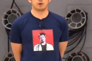  『愛なんだ2019』で岡田准一が着ていた柔術選手の顔T