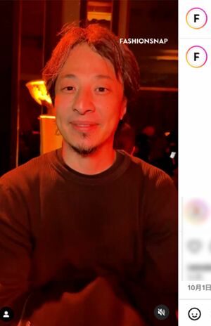 『メゾン ヨシキ パリ』ショーでインタビューに答えるひろゆき氏(ファッションスナップ公式インスタグラムより)