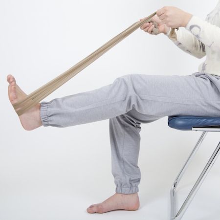 両手で持って、自転車のペダルをこぐように踏み込んでいく。腹筋も鍛えられるので、腰だけでなく、ダイエットにも効果的。1分間繰り返したら、反対の足へ。