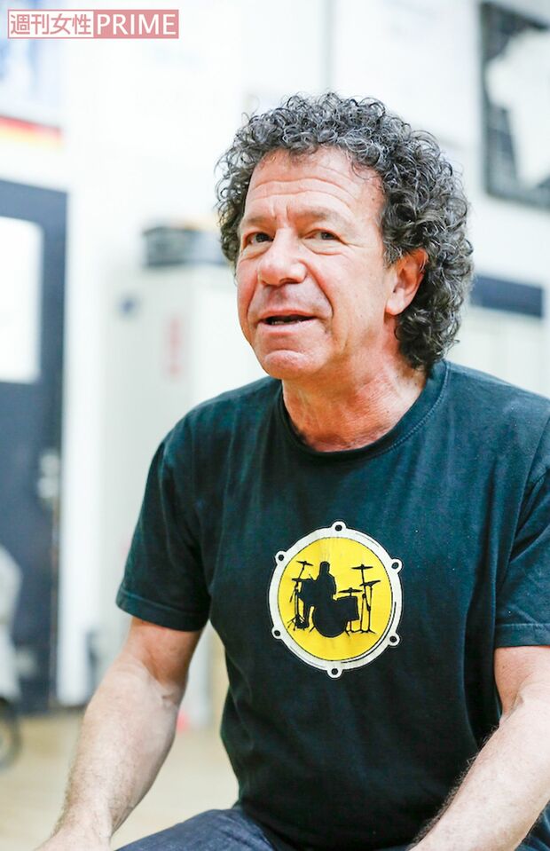 トミー・スナイダー(65)  「ずっとパリと日本を往復していたんですけど、2014年から日本に移住して、本格的に日本で活動してます。にんにく食べて健康に気を遣ってます（笑）。9月にはソロライブもあるので、来てね」