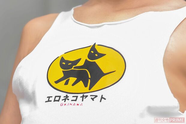 楽しんごのタンクトップに猫が二匹