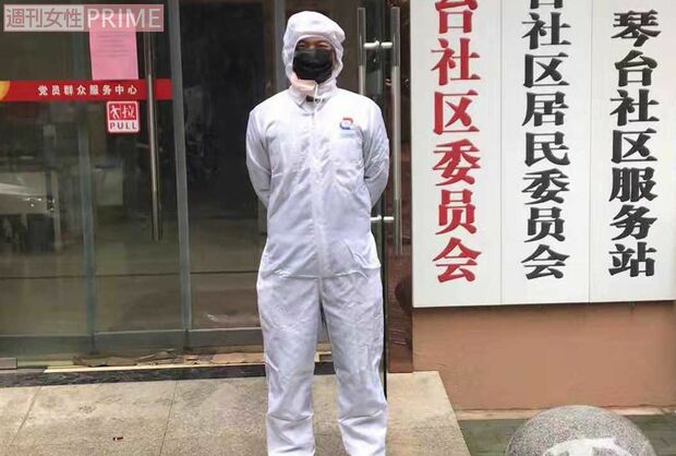 街には全身を防護服で覆った人の姿も見られた（エンさん提供）