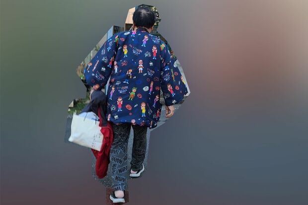 昨年末、仲本さんを追うと寒くても靴下を履かずに横浜にいる妻に会いに行っていた。着用している上着は11月に行われたモモクロとのライブグッズのはんてん