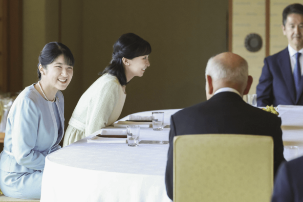 日本芸術院の新会員らを招いた茶会で、出席者と懇談する愛子さまと佳子さま(2025年6月24日)写真/宮内庁提供
