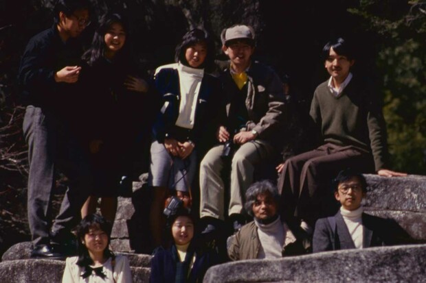 『自然文化研究会』の卒業旅行で。上段一番右が秋篠宮さま、上段左から2番目が紀子さま（1988年3月）