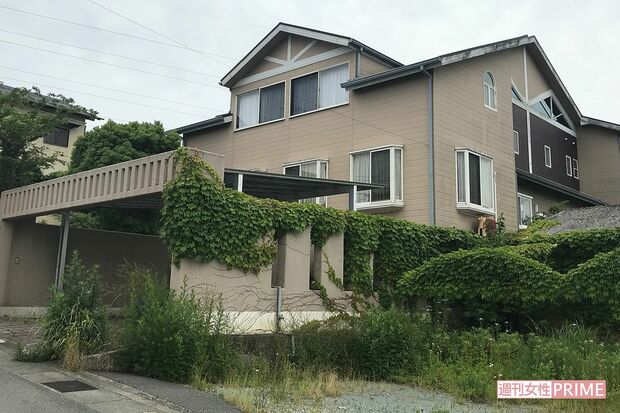 松坂市内にある谷口光弘容疑者の豪邸。赤いフェラーリに乗り大家族で暮らしていた