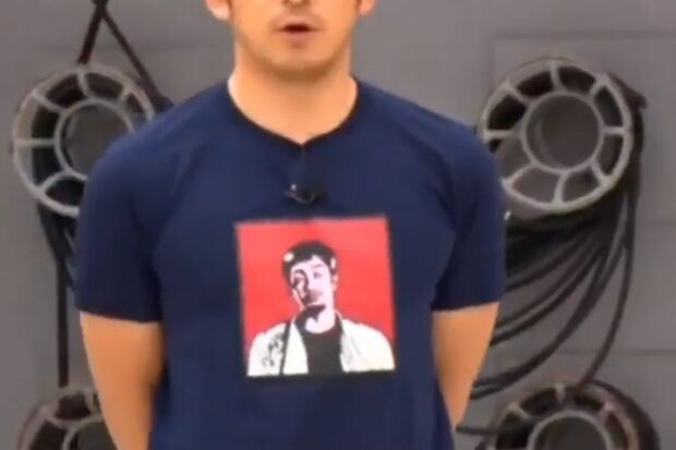  『愛なんだ2019』で岡田准一が着ていた柔術選手の顔T