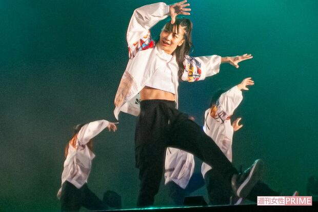 白地にカラフルな模様のブルゾンから、引き締まった腹筋がのぞく衣装で踊る佳子さま