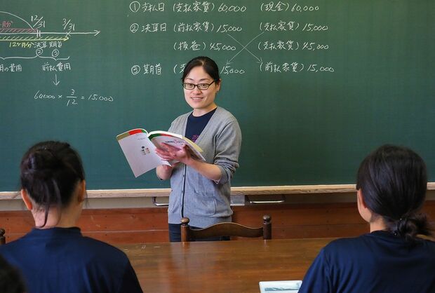 簿記部で先生の代わりに教える場面も。「わかりやすい」と評判がいい。