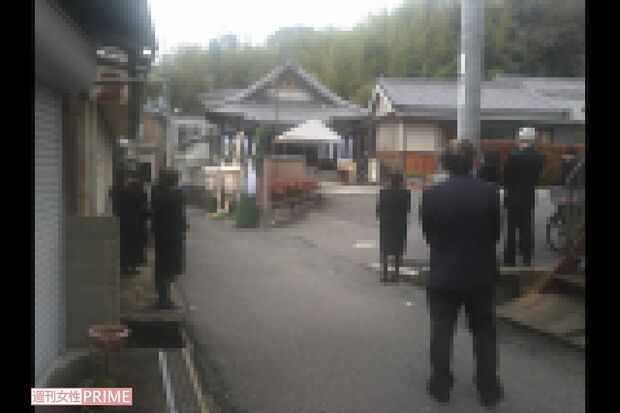 事故で亡くなった松中英代さんの葬儀には100人以上の参列者が集まった