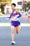 篠原倖太朗選手(22)駒澤大・文学部4年。全日本7区では(平林清澄選手、太田蒼生選手との)エース対決を制し区間賞を獲得(写真/アフロ)