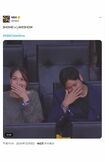 NBAの観戦中、スクリーンに映ったことに気づき照れ笑いする大谷夫妻（NBA公式Xより）