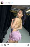 後ろ姿の露出度がより高くなっている衣装を着こなすBLACKPINK・ジェニ（本人インスタグラムより）