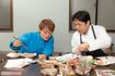 20種のウインナーを食べ比べするさわけんさん(右)と石川範子さん(左)(撮影/矢島泰輔)