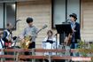 '14年10月、陸前高田未来商店街にて行われたイベント『小さな音楽祭』で歌声を披露した草野(右)