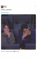 NBAの観戦中、スクリーンに映ったことに気づき照れ笑いする大谷夫妻（NBA公式Xより）