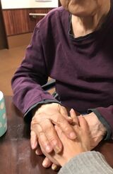 グループホームにいたころのお母さん。つちやさんのことを娘だとわからなくなってからも、帰り際になるとつちやさんの手をぎゅっと握って離さなかった