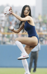 ヤクルト―DeNA戦でユニホームを脱ぎ、スクール水着姿で始球式を行ったタレントの壇蜜4/5（写真/共同通信社）