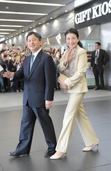 JR京都駅に到着された雅子さまは笑顔でお手ふりを（10月2日）