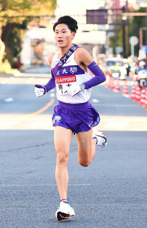 篠原倖太朗選手(22)駒澤大・文学部4年。全日本7区では(平林清澄選手、太田蒼生選手との)エース対決を制し区間賞を獲得(写真/アフロ)