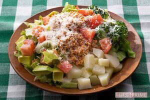 タコライス風サラダ 鶏肉のイミダペプチド、アボカドの葉酸で脳をいきいき!(撮影/廣瀬靖士)