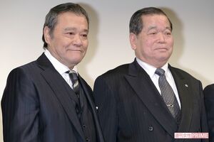 映画『遺体明日への十日間』の試写会で横に並ぶ西田（左）と容疑者