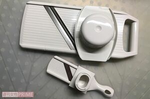 指を守る安全ホルダーつき。小さくなった野菜や滑りやすい山いもなどもスライスしやすい