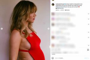 背中側に布がない大胆なドレスでエミー賞の授賞式に参加したスーキー・ウォーターハウス（本人のインスタグラムより）