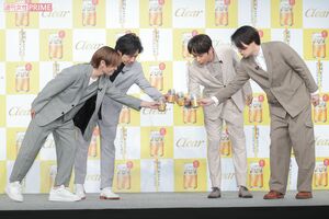 『クリアアサヒリニューアル新CM発表会』で乾杯する左から山田涼介、二宮和也、中丸雄一、菊池風磨