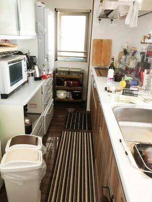 対策あり！　震度6弱を記録した2018年の大阪府北部地震で被災した直後の辻さんの家のキッチン。こまめな防災対策により、調味料のボトルが4本倒れただけだった