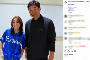横浜DeNAベイスターズの相川亮二監督とツーショットを撮った相川七瀬(公式インスタグラムより)