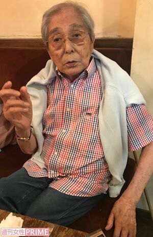 熱海にある行きつけのレストランでインタビューに答える犬塚。